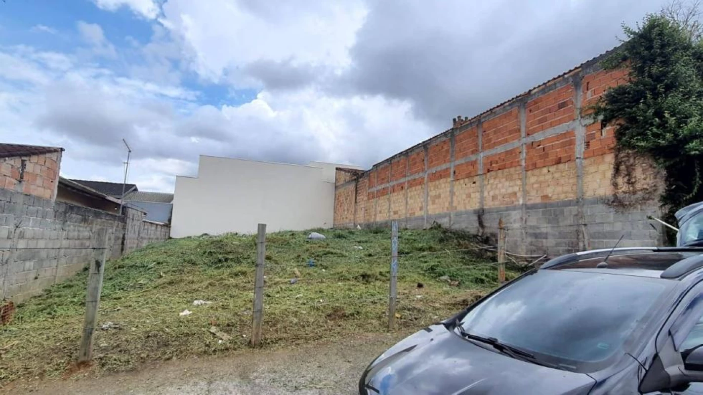 Foto 1: Terreno inteiro de 300 metros no bairro do Residencial Estoril