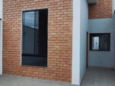 Bela casa recém construída na Esplanada Independência